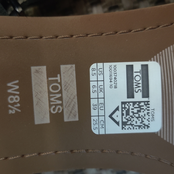 2 pairs of Toms sandals - Picture 6 of 7